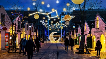 Bercy Village vous plonge dans un voyage cosmique pour Noël !